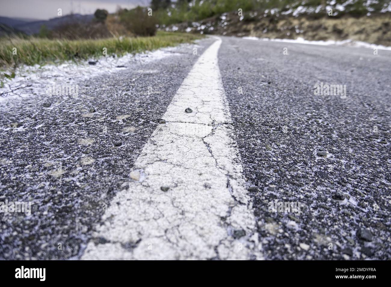Dettaglio della strada di montagna in una fredda giornata invernale Foto Stock
