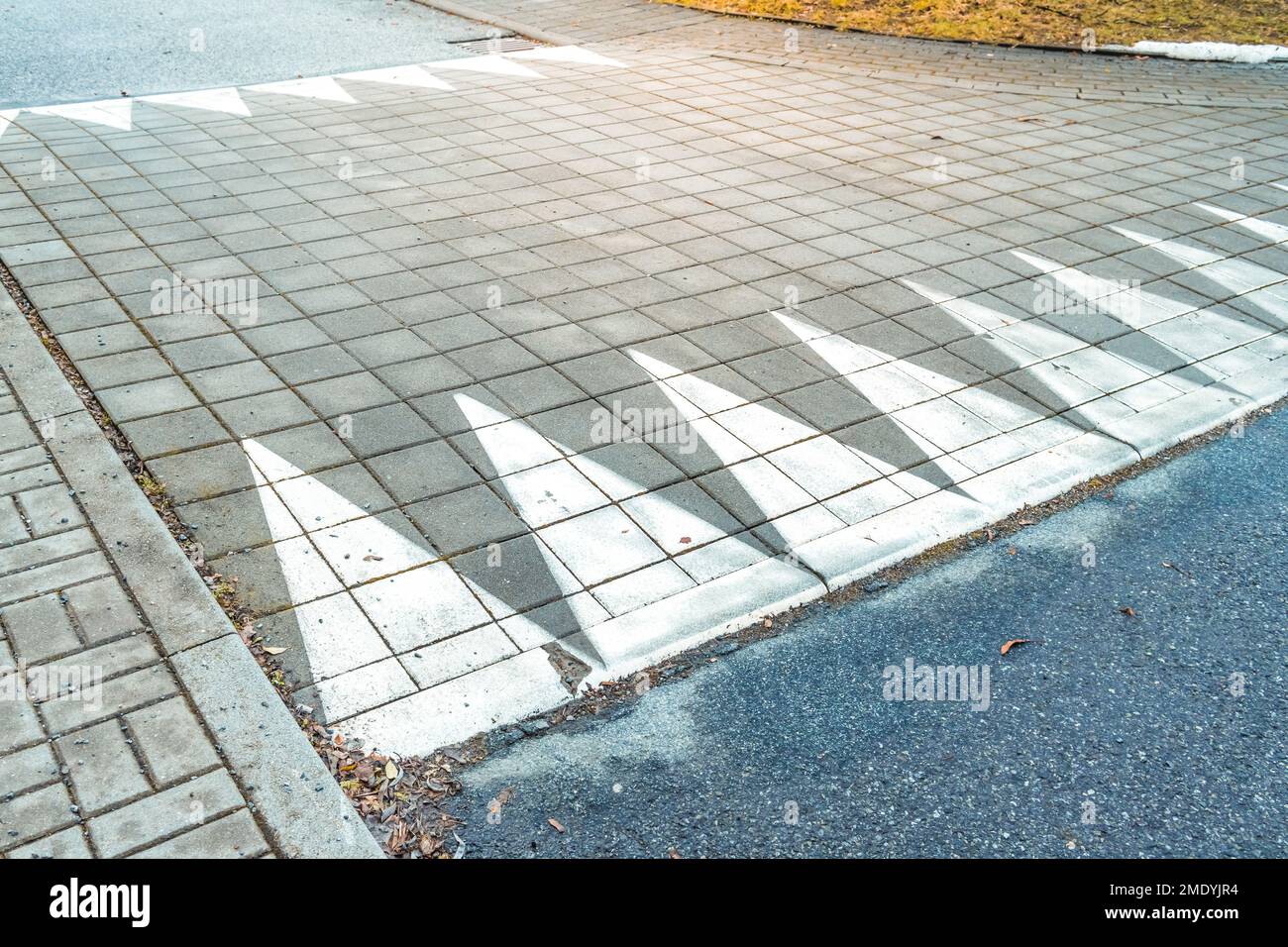 Rallentatori di velocità costruiti sulla strada in zona residenziale. Servire per rallentare i veicoli in zona urbana o vicino a scuola. per una maggiore sicurezza Foto Stock