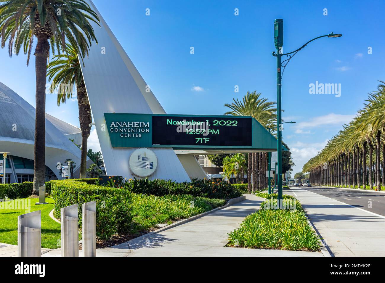 Anaheim, CA, USA – 1 novembre 2022: Segnaletica per il centro convegni di Anaheim su Katella Ave ad Anaheim, California. Foto Stock
