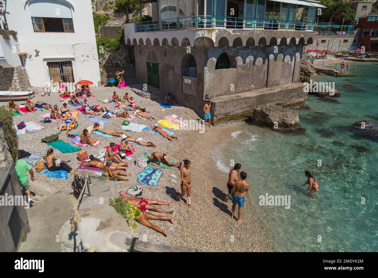 La gente nuota e prende il sole in estate sulla spiaggia di Capri, Baia di Napoli, Mar Tirreno, Italia. Foto Stock