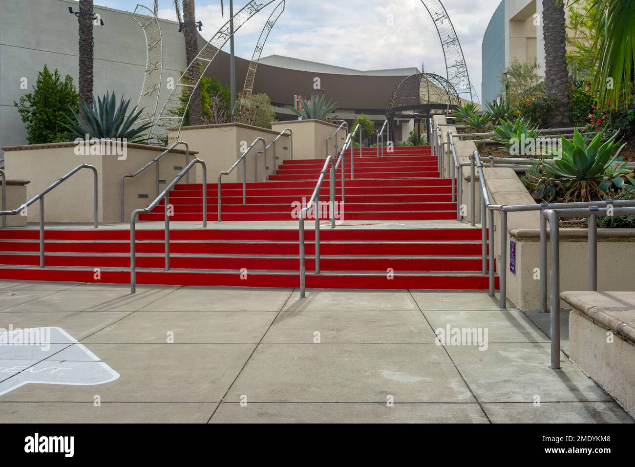 Anaheim, CA, USA – 2 novembre 2022: Scale rosse con ringhiera metallica presso il centro commerciale Gardenwalk di Anaheim, California. Foto Stock