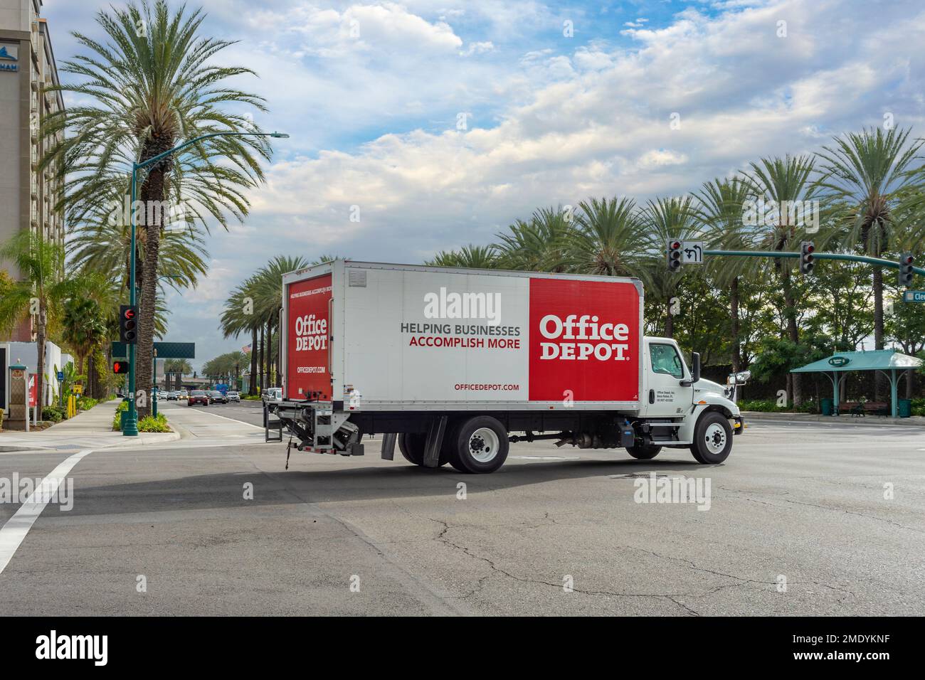 Anaheim, CA, USA – 2 novembre 2022: Un camion della cassa per la consegna in Office Depot si trasforma in Harbor Blvd ad Anaheim, California Foto Stock