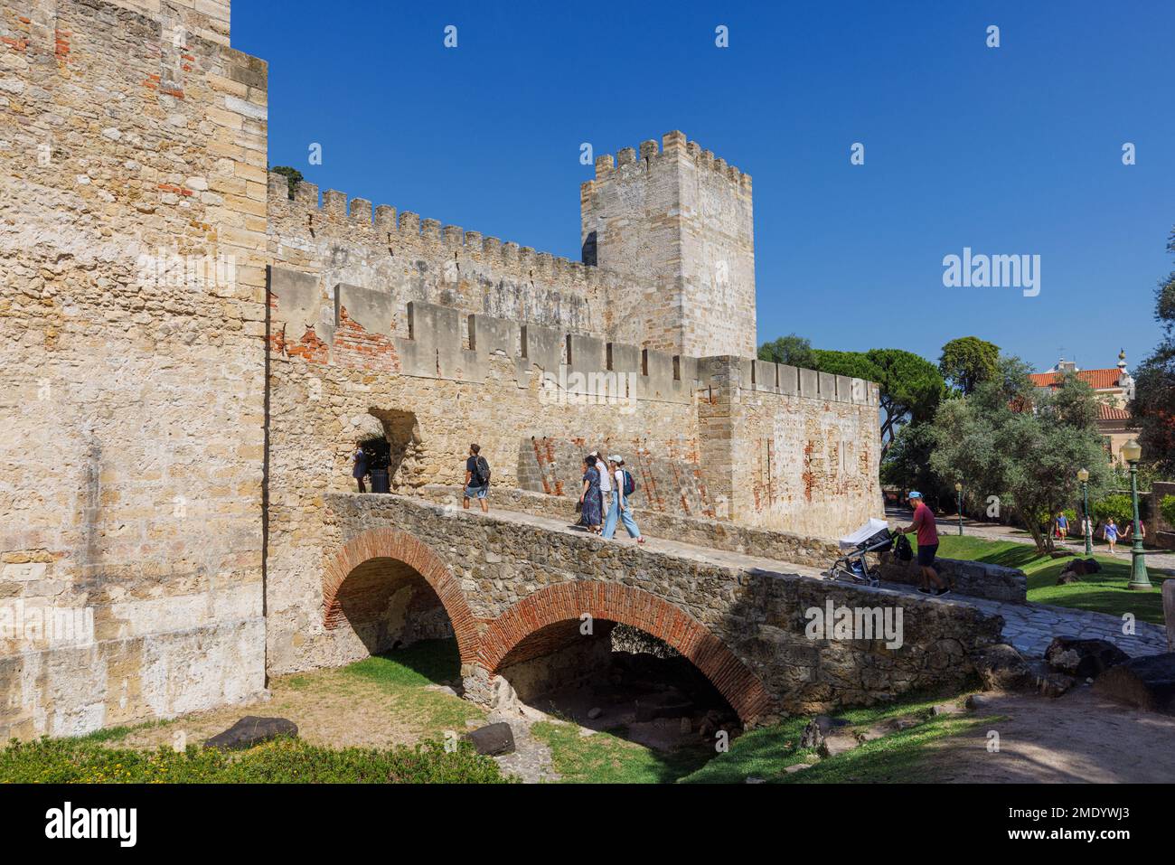 Lisbona, Portogallo. Ingresso al Castelo de Sao Jorge/il Castello di San Giorgio sul fossato ormai asciutto. Foto Stock