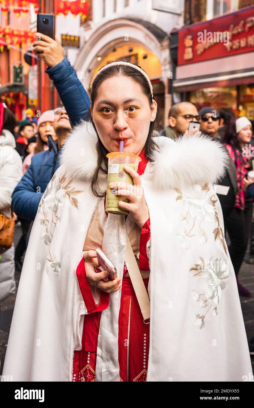 Donna asiatica in abito bianco che celebra il nuovo anno nella città cinese di Londra, Inghilterra, Regno Unito Foto Stock