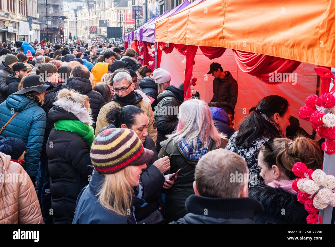 Persone che celebrano il nuovo anno in Cina città a Londra, Inghilterra, Regno Unito Foto Stock