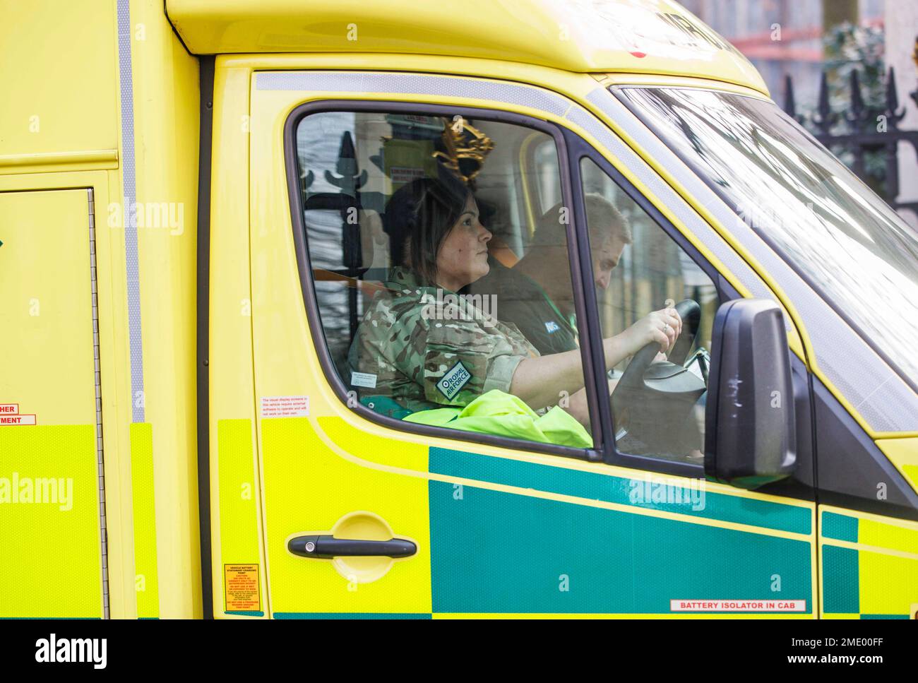 Londra, Regno Unito 23 gennaio 2023 Membro della Royal Air Force alla guida di un'ambulanza. I membri delle forze armate sono stati redatti durante gli scioperi gli operai di ambulanza hanno lanciato oggi un nuovo sciopero in una disputa crescente sulle retribuzioni e sul personale. Il personale è andato in sciopero oggi per la terza volta in cinque settimane, poiché il governo è stato sollecitato a risolvere con urgenza una fila sempre più profonda sulla retribuzione e le condizioni degli operatori sanitari. Arriva dopo che il cancelliere Jeremy Hunt è stato detto che può fermare l'azione industriale e iniziare a risolvere l'emergenza del personale se viene con nuovi soldi per pagare gli operatori sanitari, compresi i paramedici Foto Stock