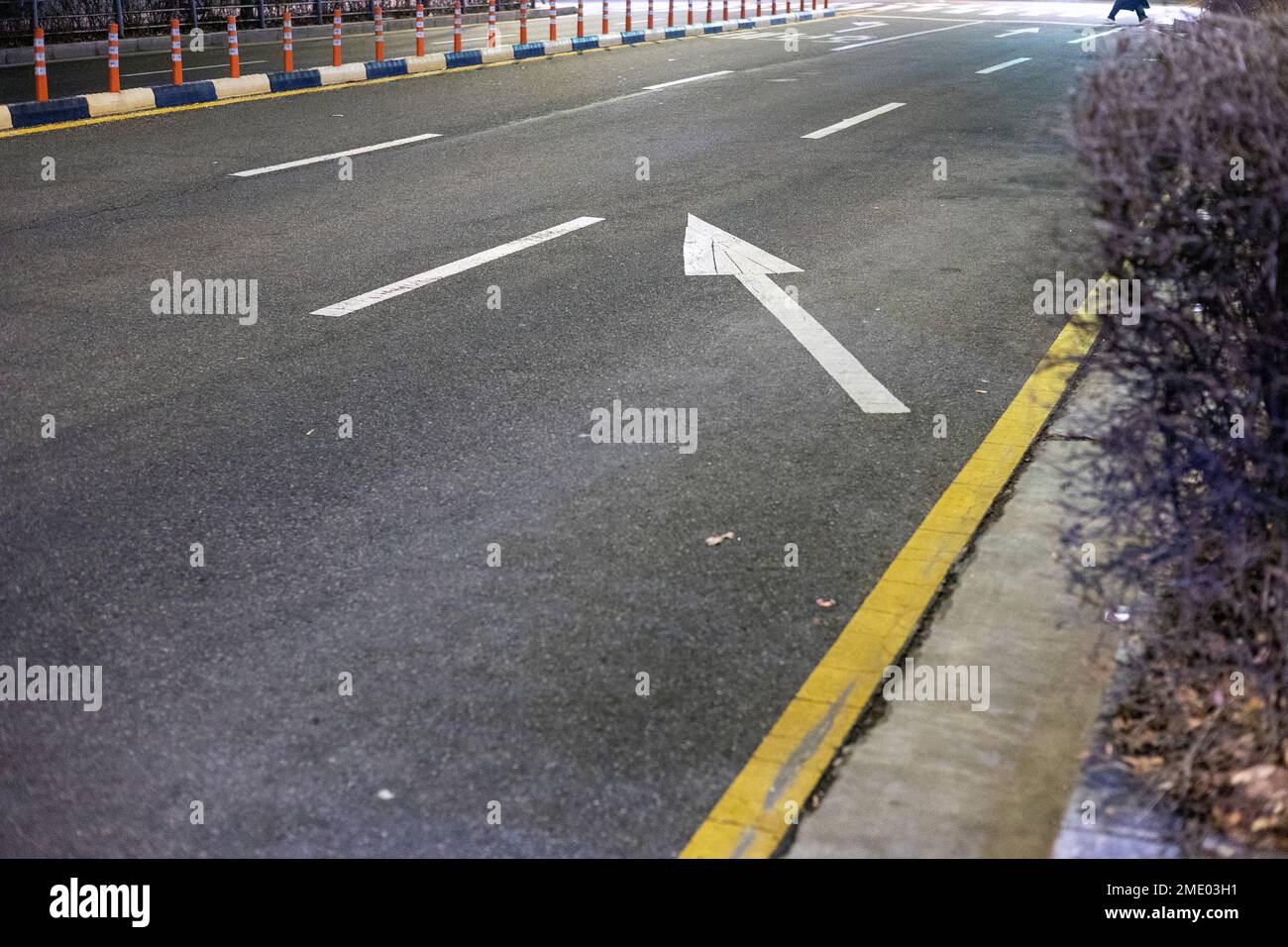 Freccia diagonale sulla strada Foto Stock