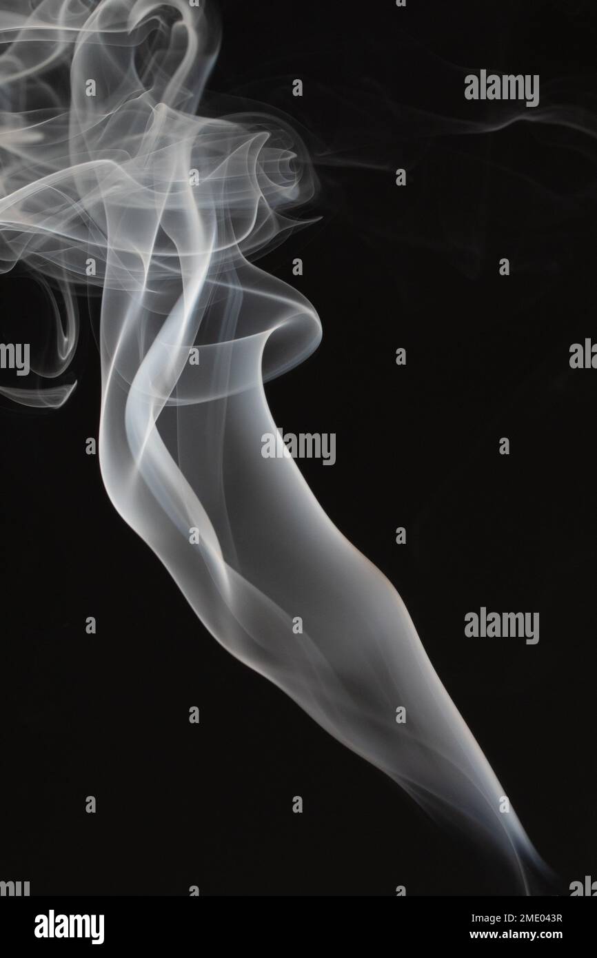 Il fumo dal basso a destra in alto a sinistra Foto Stock