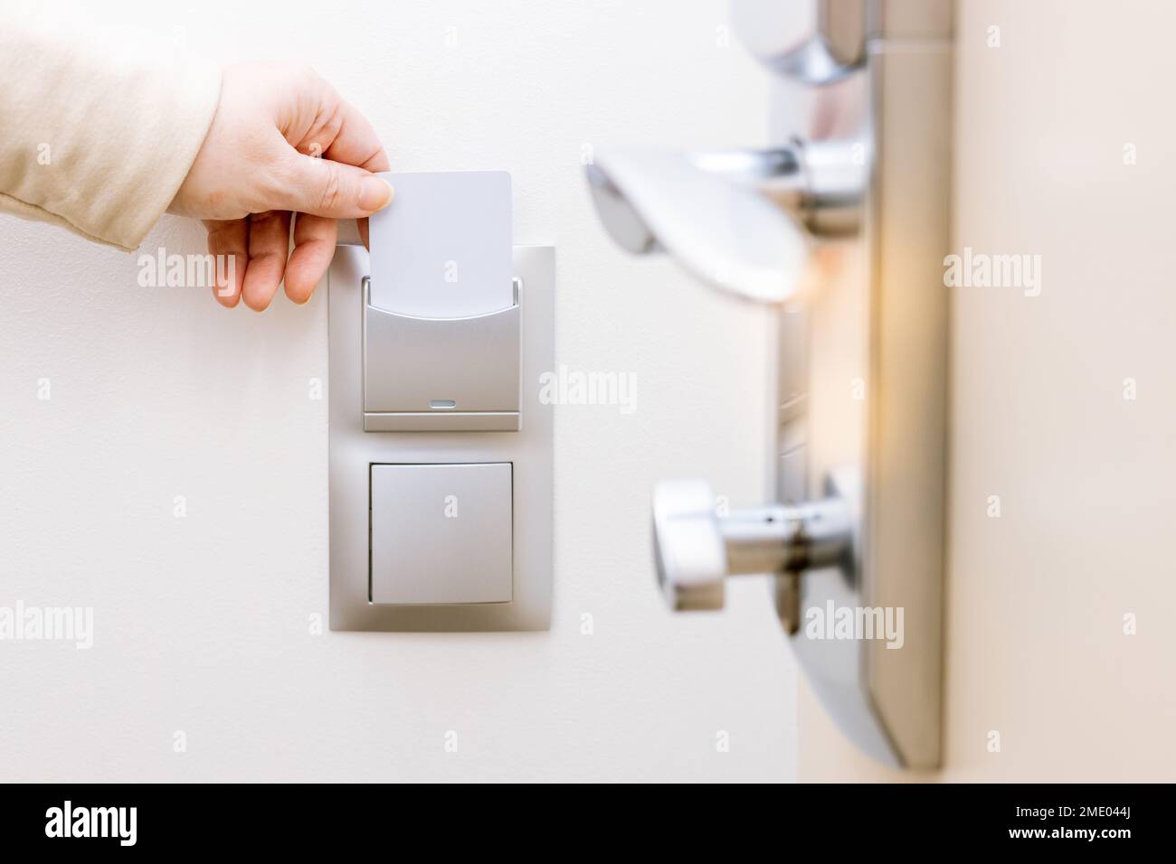 aprire la porta di una camera d'albergo con una carta di accesso Foto Stock