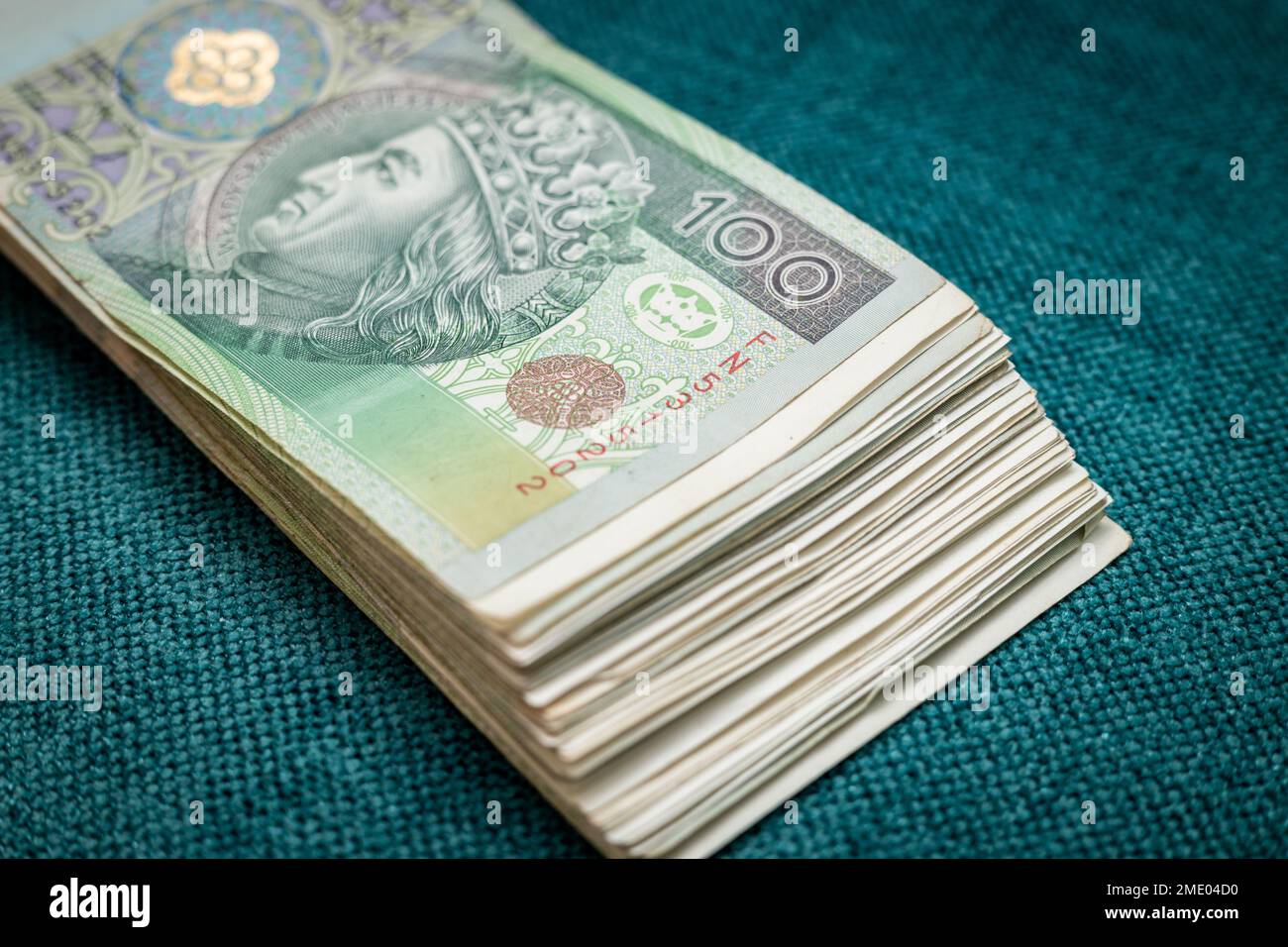 Un pacchetto di banconote polacche, cento zlotys, sfondo, bella texture verde, Business e concetto economico Foto Stock