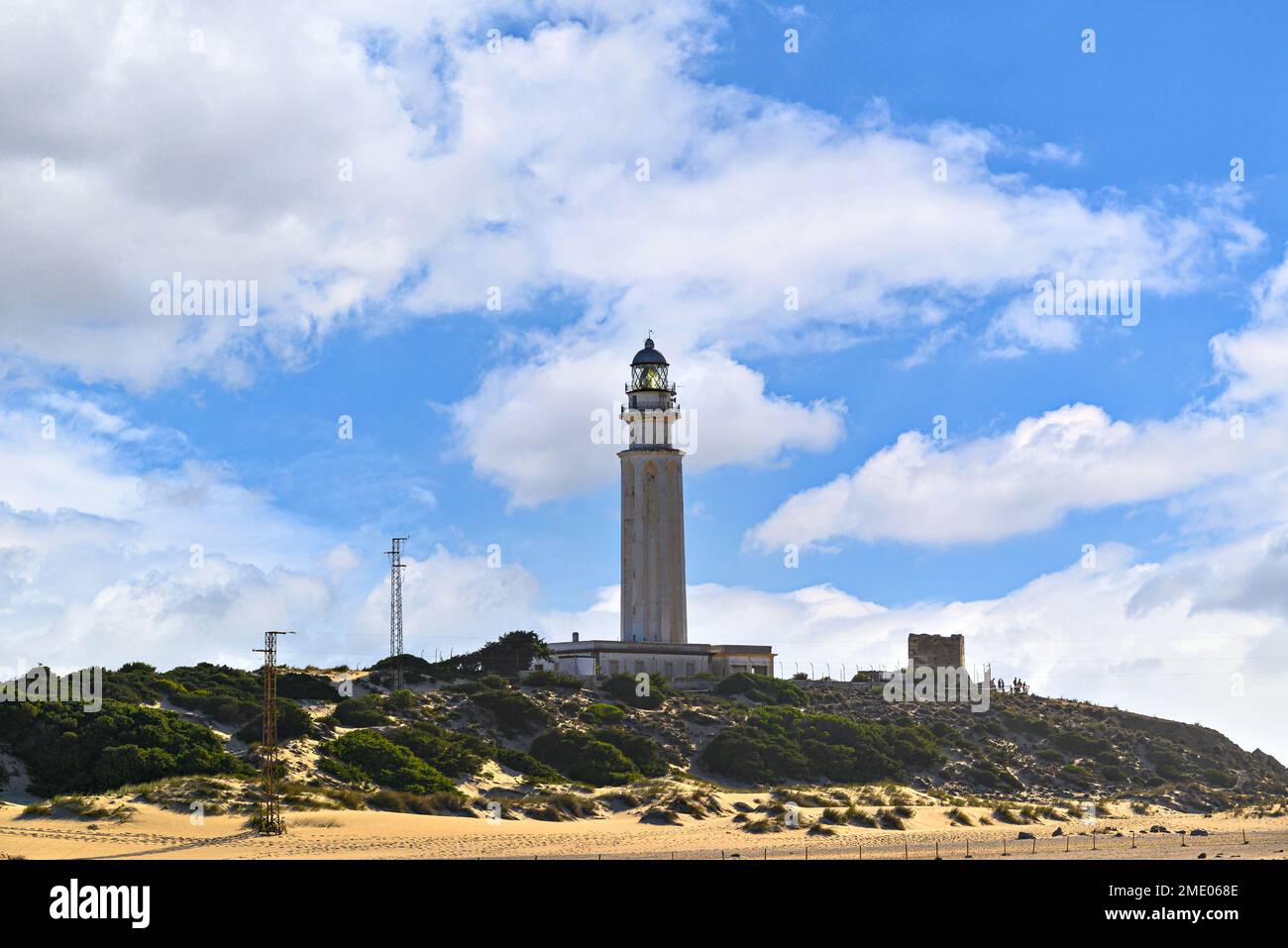 Vista sul faro di Cabo Trafalgar situato a Caños de Meca, Barbate, Cádiz Foto Stock