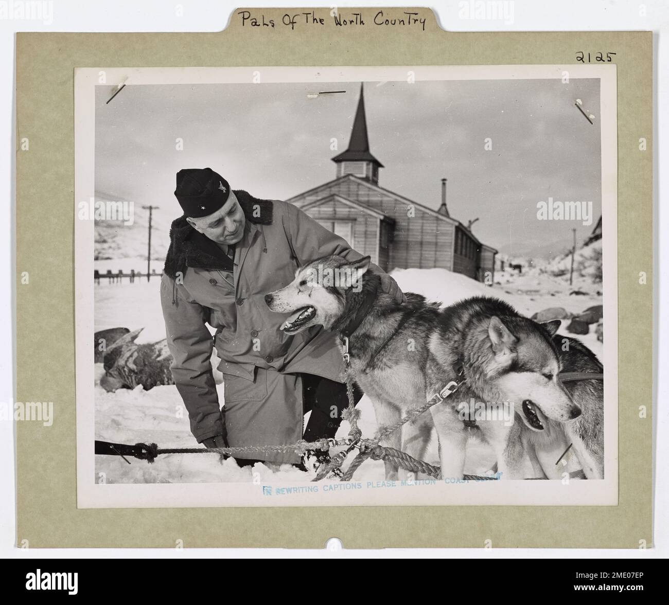 Pals del Paese del Nord. Questa immagine raffigura la Guardia Costiera Commodore Earl G. Rose con una squadra di Husky. Foto Stock