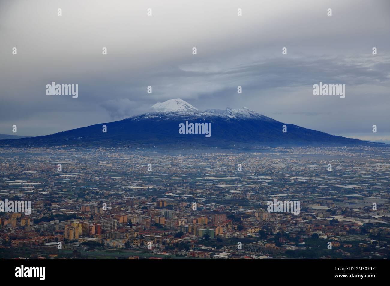 Nevicate sul Vesuvio dopo giorni di forte pioggia e temperature in netto declino. Panoramica del vulcano da diversi punti della città. Foto Stock