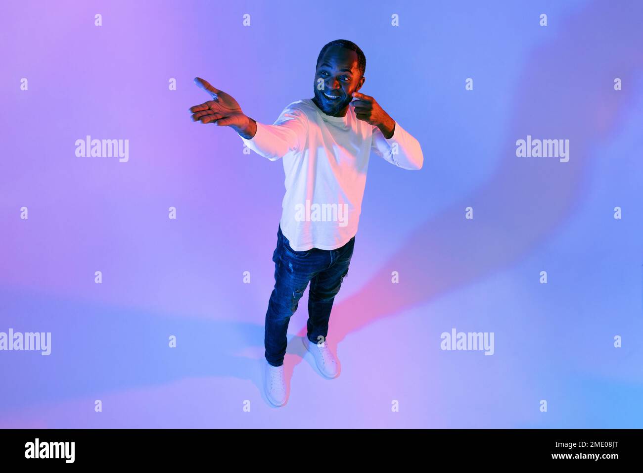 Bell'uomo afroamericano che mostra spazio libero, vista ad angolo alto Foto Stock