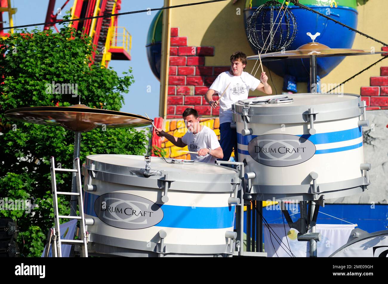 Vienna, Austria. 1st maggio 2012. Il più grande kit di tamburi del mondo -  IL GRANDE BOOM - al Festival del 1st maggio nel Prater Foto stock - Alamy