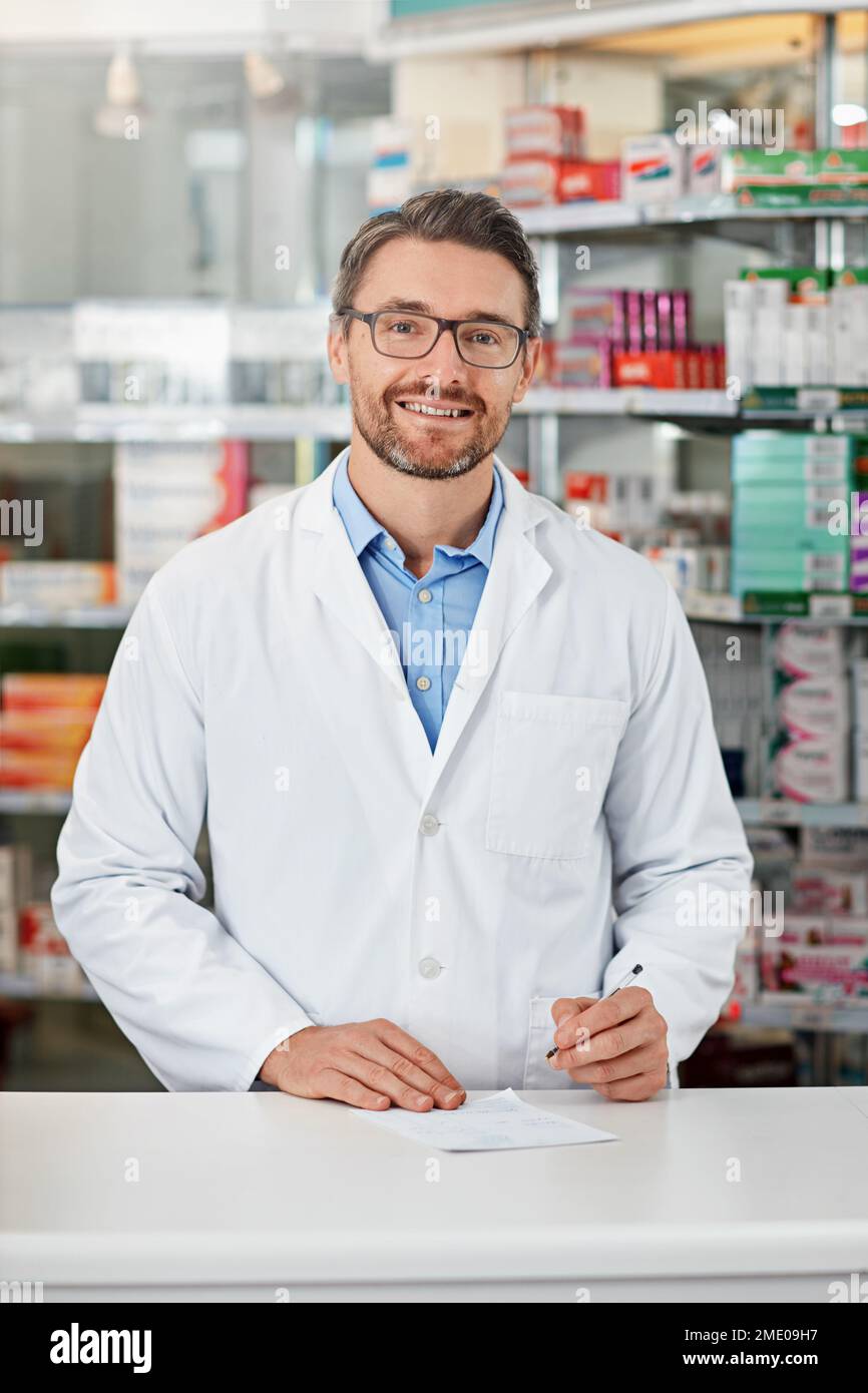 Farmacista uomo, farmacia ritratto e scrittura di medicina, prodotto o firma di ricevuta sanitaria per l'industria fiducia. Esperto, help desk e medico Foto Stock