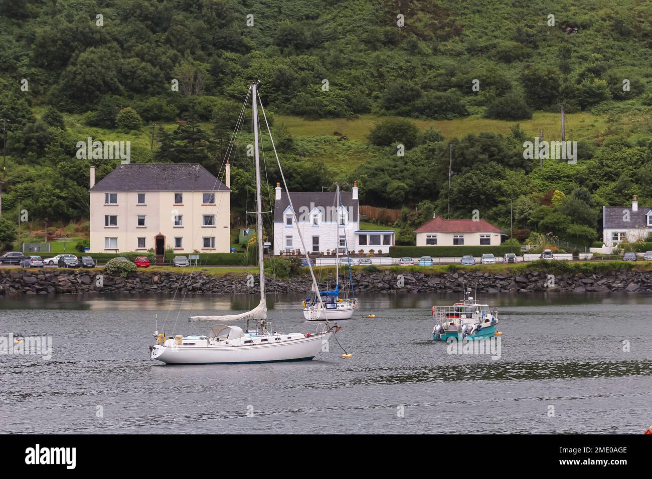 Mallaig Shoreline Scozia con yacht e piccole barche Foto Stock