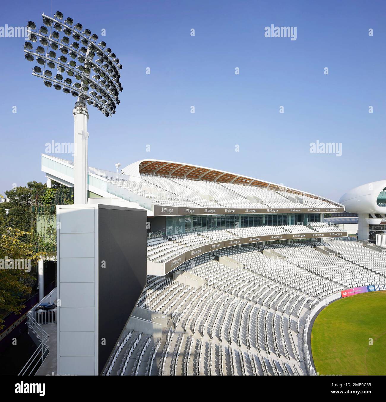 Vista generale rialzata con campo da cricket e nuovo stand. Lord's Cricket Ground, Londra, Regno Unito. Architetto: Wilkinson Eyre Architects, 2021. Foto Stock