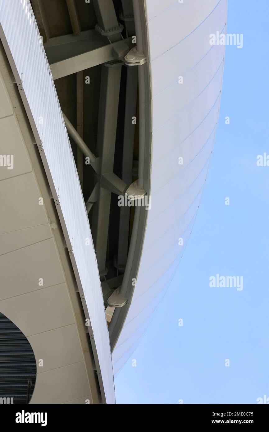 Nervature in acciaio della struttura del supporto - vista dal basso. Lord's Cricket Ground, Londra, Regno Unito. Architetto: Wilkinson Eyre Architects, 2021. Foto Stock