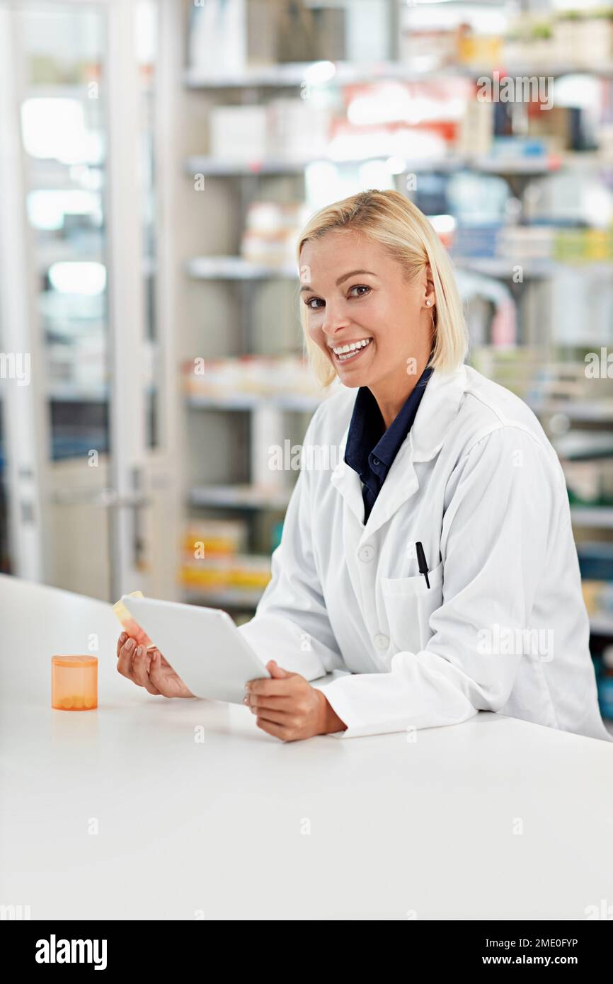 Farmacista, donna e ritratto con salute e tablet per informazioni digitali su pillole e medicine in farmacia. Tecnologia, sanità e magazzino medico Foto Stock