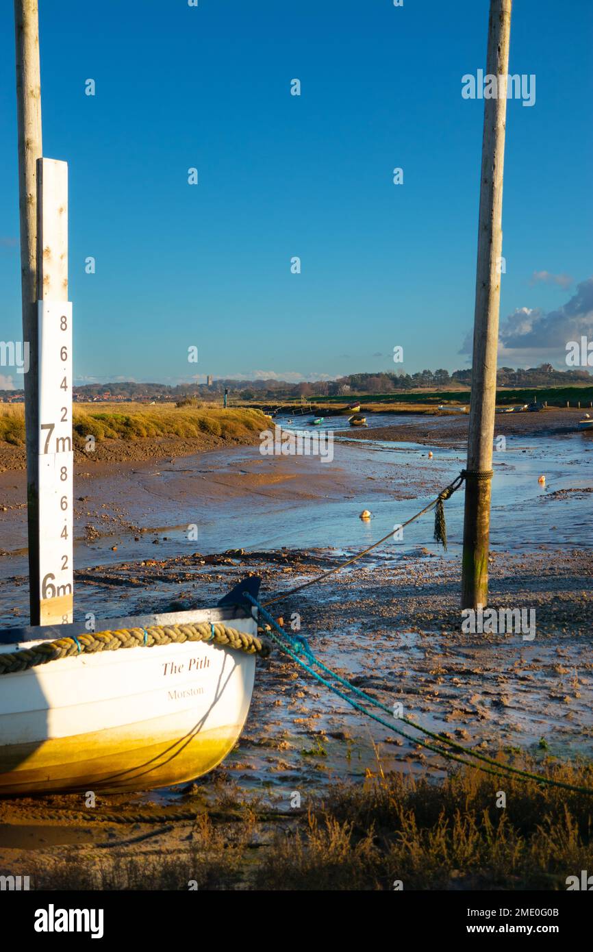 Creek con marea fuori a Morston sulla North Norfolk Coast in East Anglia Inghilterra Foto Stock