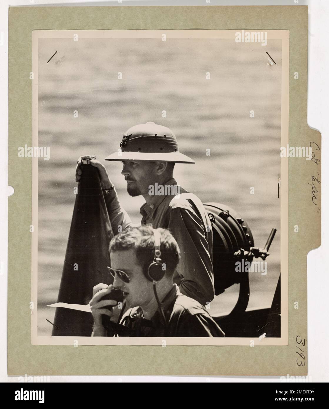 Il comandante Donald Edward McKay, l'ufficiale esecutivo di un trasporto di combattimento con equipaggio della Guardia Costiera degli Stati Uniti, si trova sul ponte della nave nel Pacifico meridionale. Questa immagine cattura McKay nel bel mezzo di una missione operativa, mostrando il suo ruolo di leadership nella Guardia Costiera durante la guerra. Foto Stock