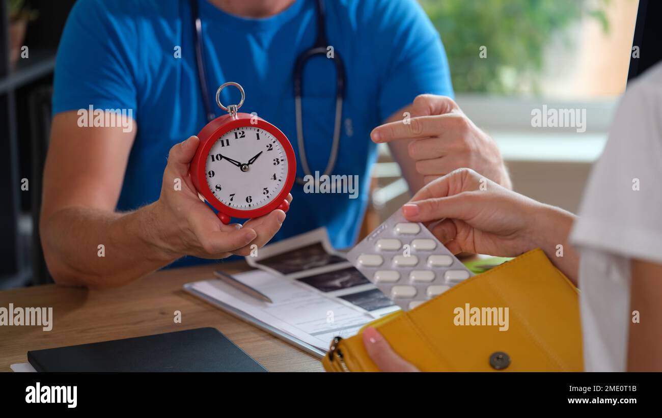 Il medico spiega al paziente come prendere la medicina. Foto Stock