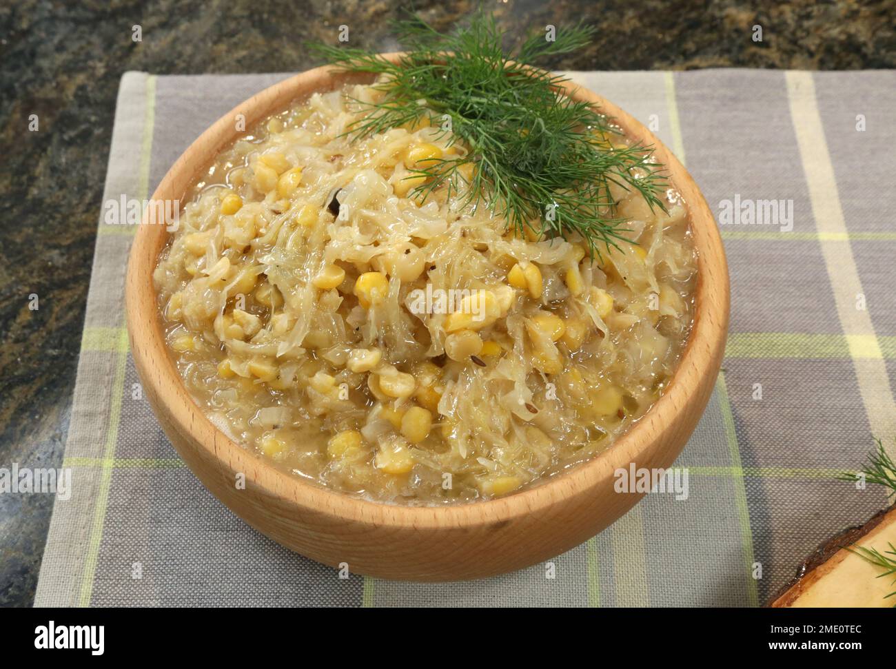 Cavolo con piselli servito in ciotola di legno. Tradizionale piatto polacco della vigilia di Natale. Foto Stock