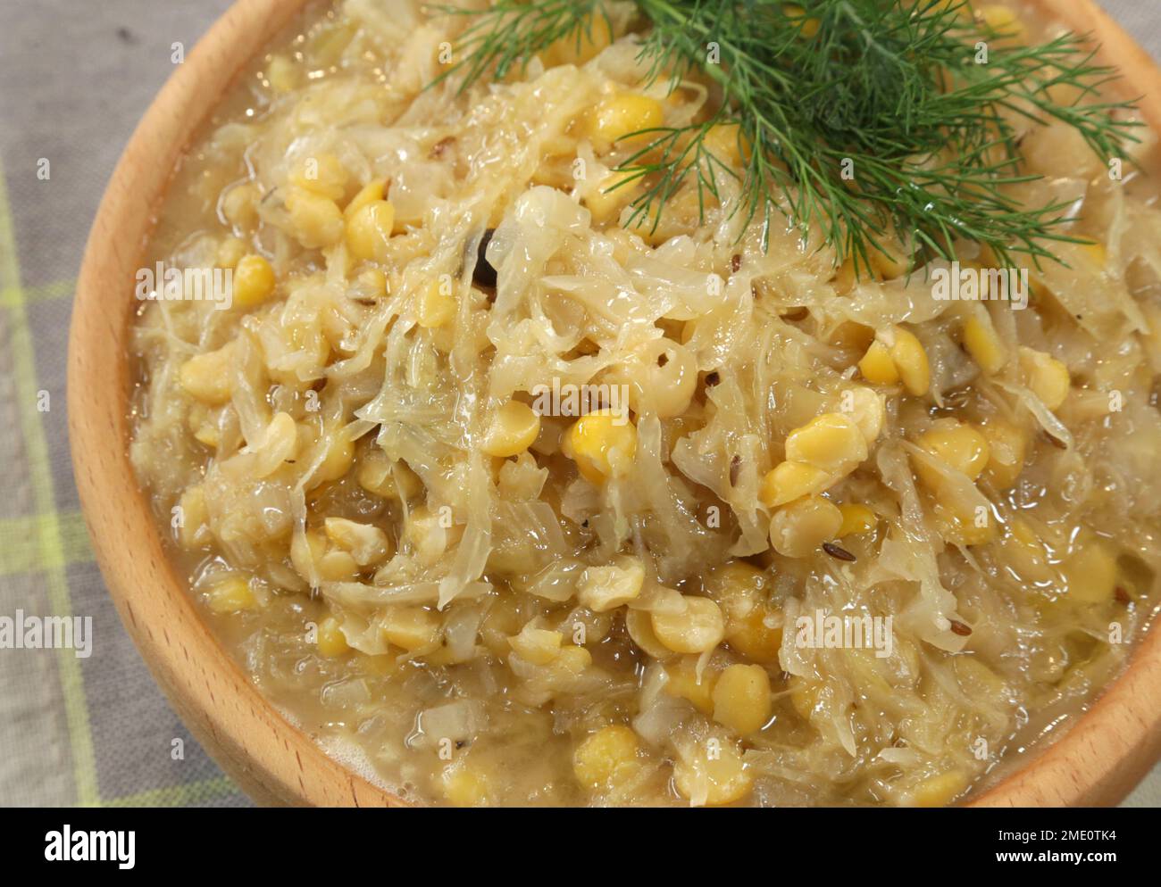 Cavolo con piselli servito in ciotola di legno. Tradizionale piatto polacco della vigilia di Natale. Foto Stock