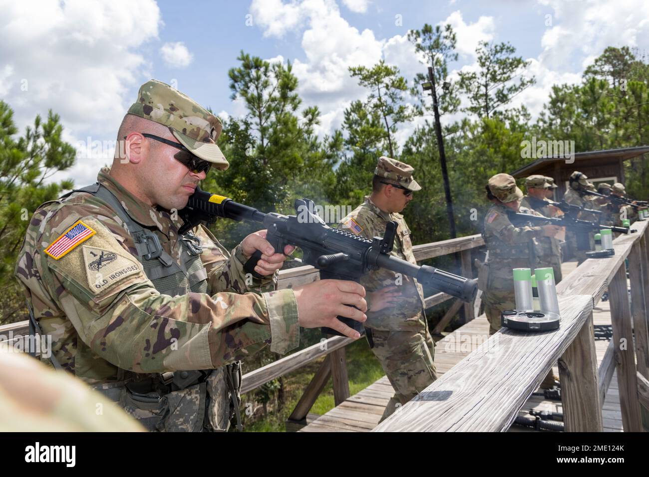 I soldati con la Brigata della polizia militare del 290th conducono un addestramento non letale alle munizioni come parte dell'esercitazione 2022 dello Strike Pershing al Camp Shelby Joint Forces Training Center, Mississippi, 26 luglio 2022. Esercizi come questo dimostrano la capacità del Camp Shelby Joint Forces Training Center di produrre unità addestrate e convalidate pronte per essere implementate in tutto il mondo. Foto Stock