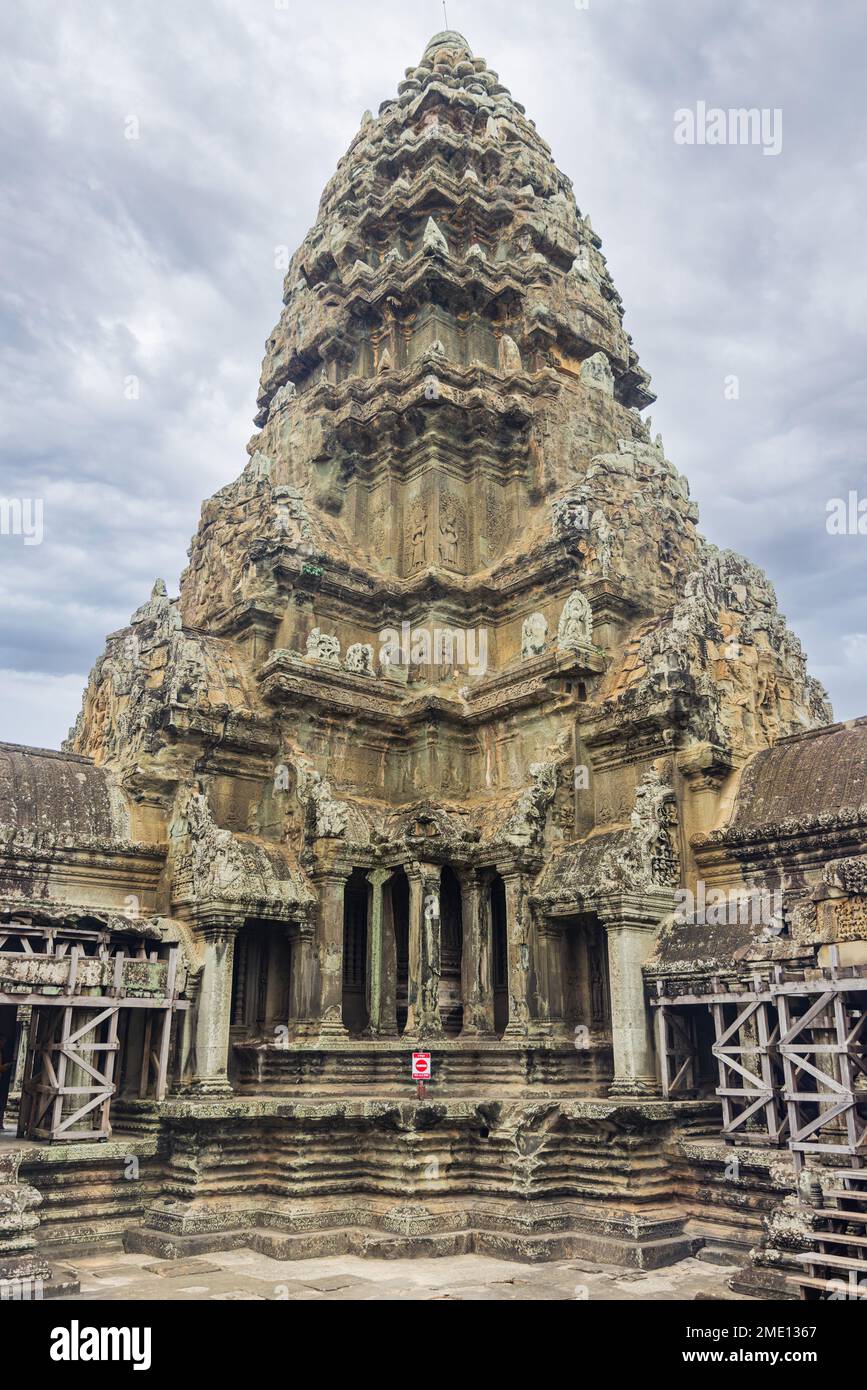 Stupa centrale a tetto a livelli nel tempio principale di Angkor Wat, un antico complesso indù a Siem Reap, Cambogia Foto Stock