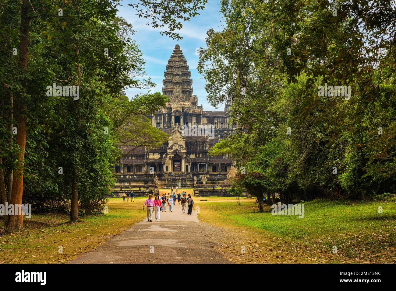 CAMBOGIA, SIEM REAP, 10 GENNAIO 2023: Turisti non identificati su un percorso che porta ad Angkor Wat dalla porta est. Il turismo a Angkor Wat è lento Foto Stock