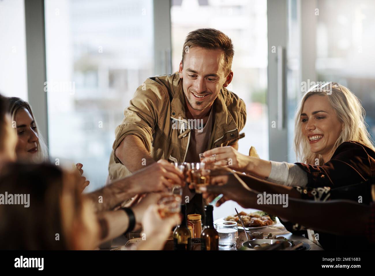 Fare buoni ricordi con i buoni amici. un gruppo di giovani amici che fanno un brindisi a una cena. Foto Stock