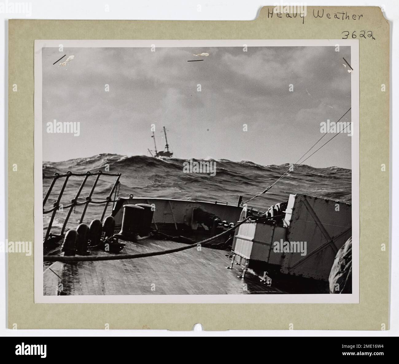 Un Cutter di combattimento della Guardia Costiera naviga in condizioni meteorologiche avverse mentre esegue una missione nel Nord Atlantico durante la seconda guerra mondiale. Foto Stock