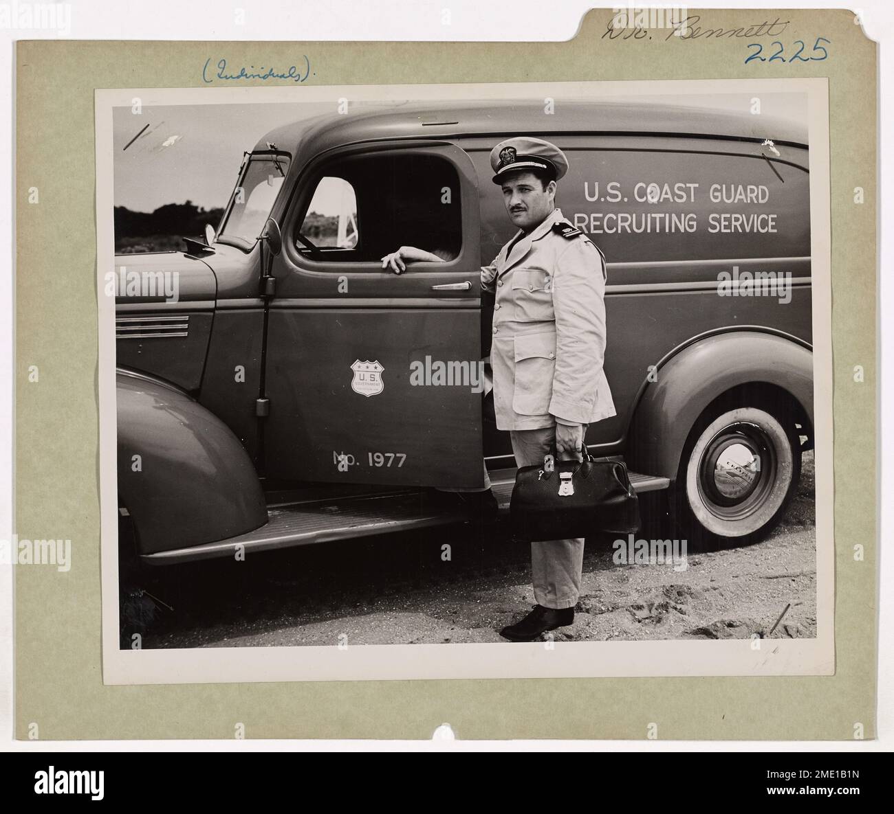 Il dottor Wilbur K. Bennett, un medico del servizio sanitario pubblico degli Stati Uniti, visita i pazienti della Cape Hatteras Bank, Carolina del Nord. Come unico fornitore medico dell'isola, serve sia il personale della Guardia Costiera che i pescatori locali. Bennett utilizza una station wagon per navigare nel terreno remoto dell'isola. Foto Stock