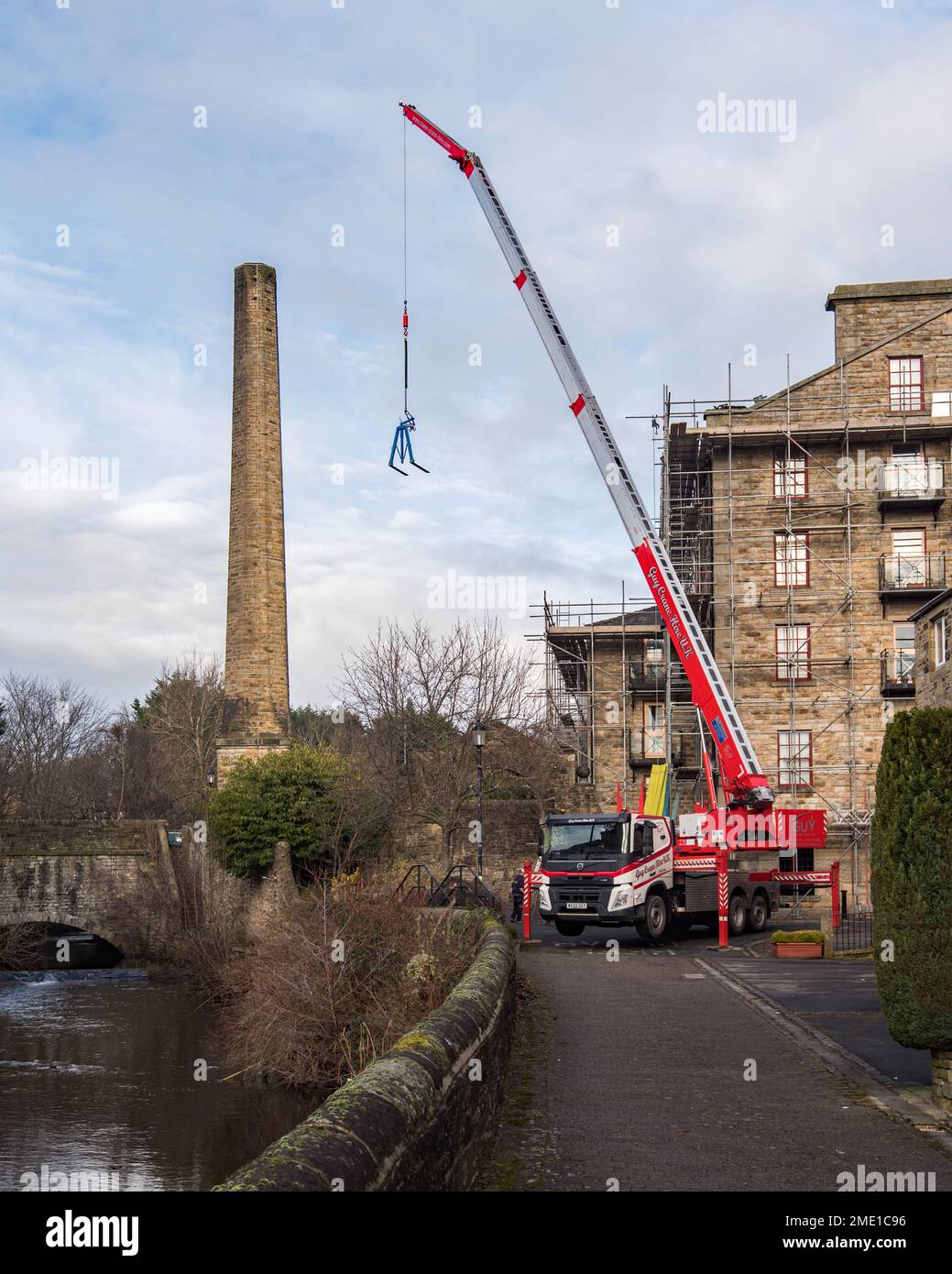 Grande gru (Guy Crane Hire UK) assistere lavori di costruzione a McCarthy & Stone condominio a Skipton..... Vicino alla Cotton Mill e agli uffici civici. Foto Stock