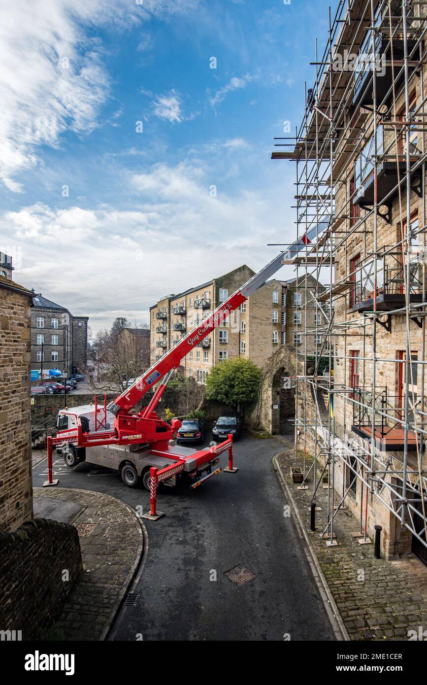 Grande gru (Guy Crane Hire UK) assistere lavori di costruzione a McCarthy & Stone condominio a Skipton..... Vicino alla Cotton Mill e agli uffici civici. Foto Stock