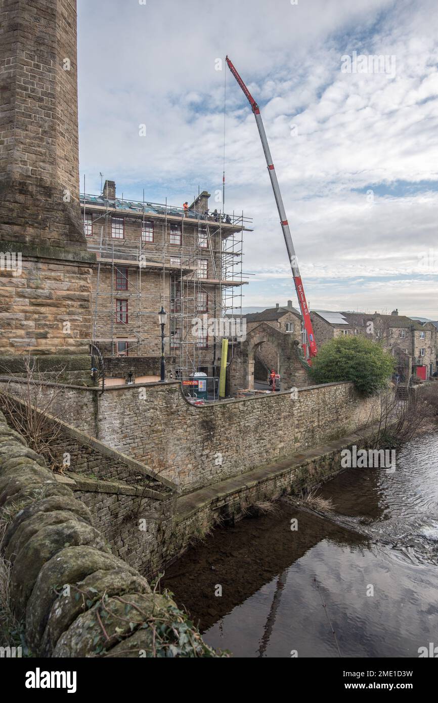 Grande gru (Guy Crane Hire UK) assistere lavori di costruzione a McCarthy & Stone condominio a Skipton..... Vicino alla Cotton Mill e agli uffici civici. Foto Stock