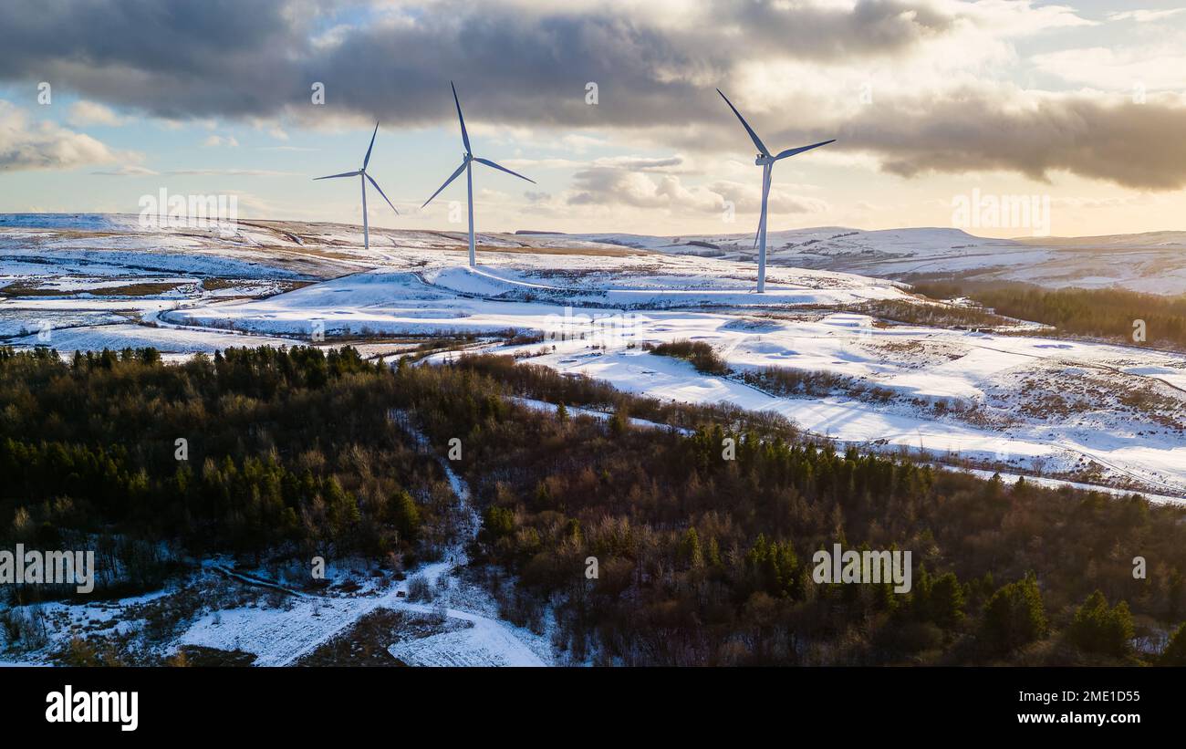 Veduta aerea delle turbine eoliche su una collina innevata del Galles (Bryn Bach) Foto Stock