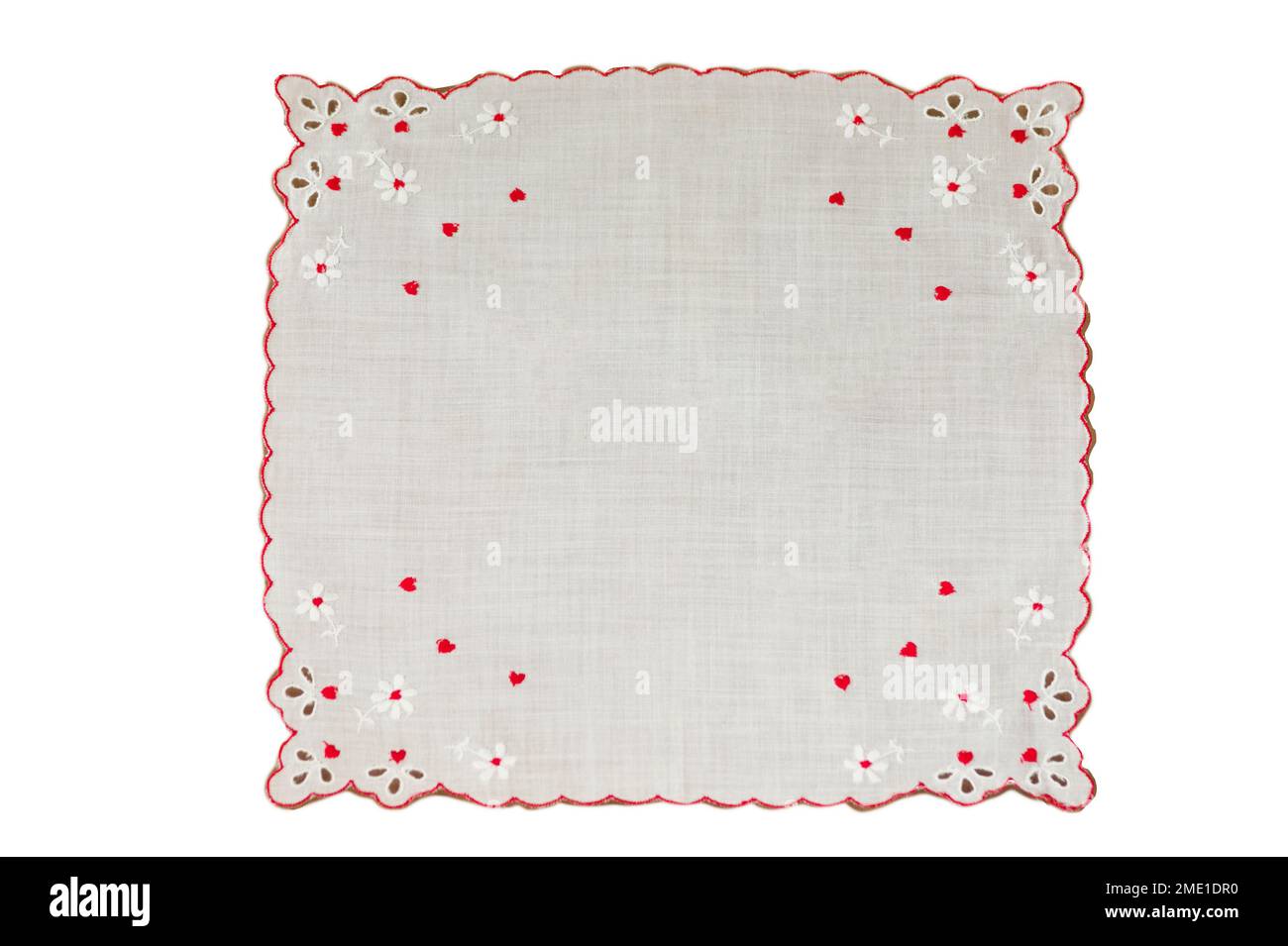 Ammira il fazzoletto hanky a cuori rossi isolato con bordo smerlato con occhiello. Lo spazio di testo rotondo è centrato. Il tessuto raffinato è vintage o retrò e quadrato. Foto Stock