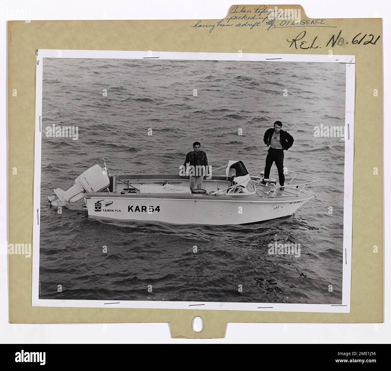 L'immagine mostra due uomini salvati dalla Guardia Costiera degli Stati Uniti Cutter Diligence dopo essere stati alla deriva nello stretto di Florida per due giorni. Gli uomini erano sopravvissuti in acqua zuccherata e cracker e erano in viaggio per Camarioca per andare a prendere i parenti. Foto Stock