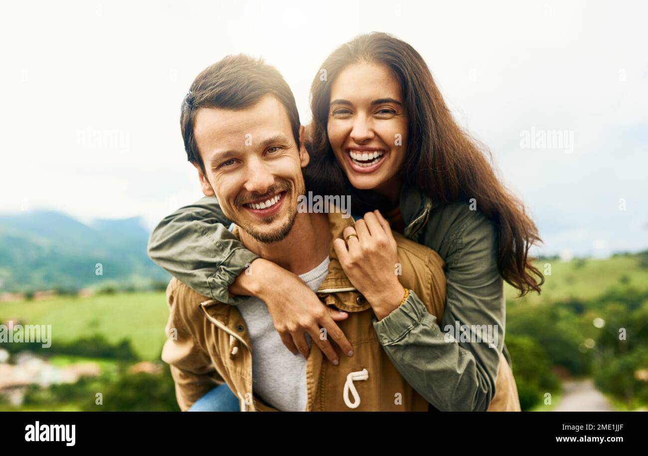 Le nostre storie d'amore sono le mie preferite. una coppia giocosa che trascorre la giornata all'aperto. Foto Stock