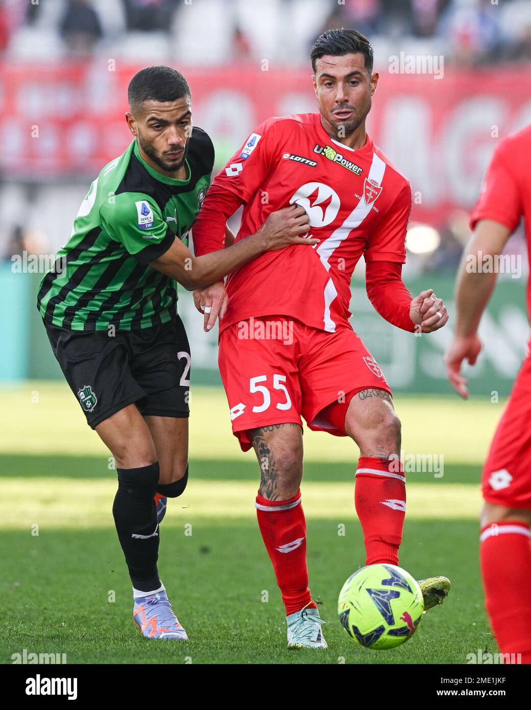 Monza, Italia. 22nd Jan, 2023. U-Power Stadium, 22.01.23 Armando Izzo (55 AC Monza) e Jeremy Toljan (22 US Sassuolo) durante la Serie A match tra AC Monza e US Sassuolo all'U-Power Stadium di Monza, Italia Soccer (Cristiano Mazzi/SPP) Credit: SPP Sport Press Photo. /Alamy Live News Foto Stock