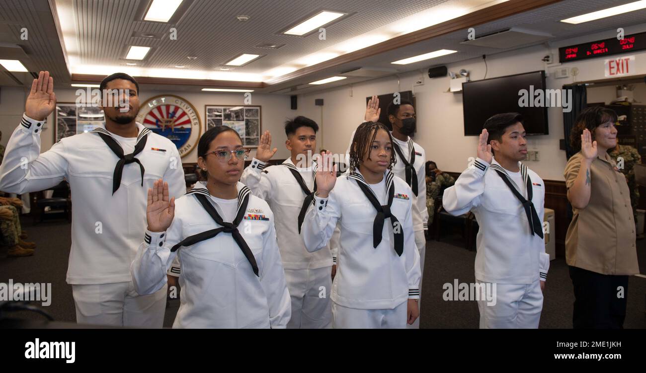 I marinai e i familiari con sede a Sasebo si impegnano a dare il giuramento di naturalizzazione di Allegiance agli Stati Uniti d'America durante una cerimonia di naturalizzazione al Comandante, Fleet Activities Sasebo (CFAS) 27 luglio 2022. STATI UNITI Citizenship and Immigration Services and Region Legal Service Office Western Pacific ha collaborato per condurre la cerimonia di naturalizzazione al CFAS consentendo ai marinai di diventare cittadini degli Stati Uniti. Foto Stock