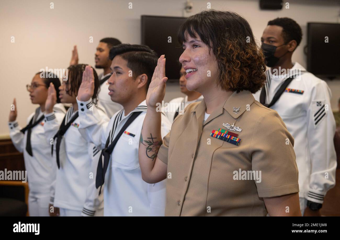 I marinai e i familiari con sede a Sasebo si impegnano a dare il giuramento di naturalizzazione di Allegiance agli Stati Uniti d'America durante una cerimonia di naturalizzazione al Comandante, Fleet Activities Sasebo (CFAS) 27 luglio 2022. STATI UNITI Citizenship and Immigration Services and Region Legal Service Office Western Pacific ha collaborato per condurre la cerimonia di naturalizzazione al CFAS consentendo ai marinai di diventare cittadini degli Stati Uniti. Foto Stock