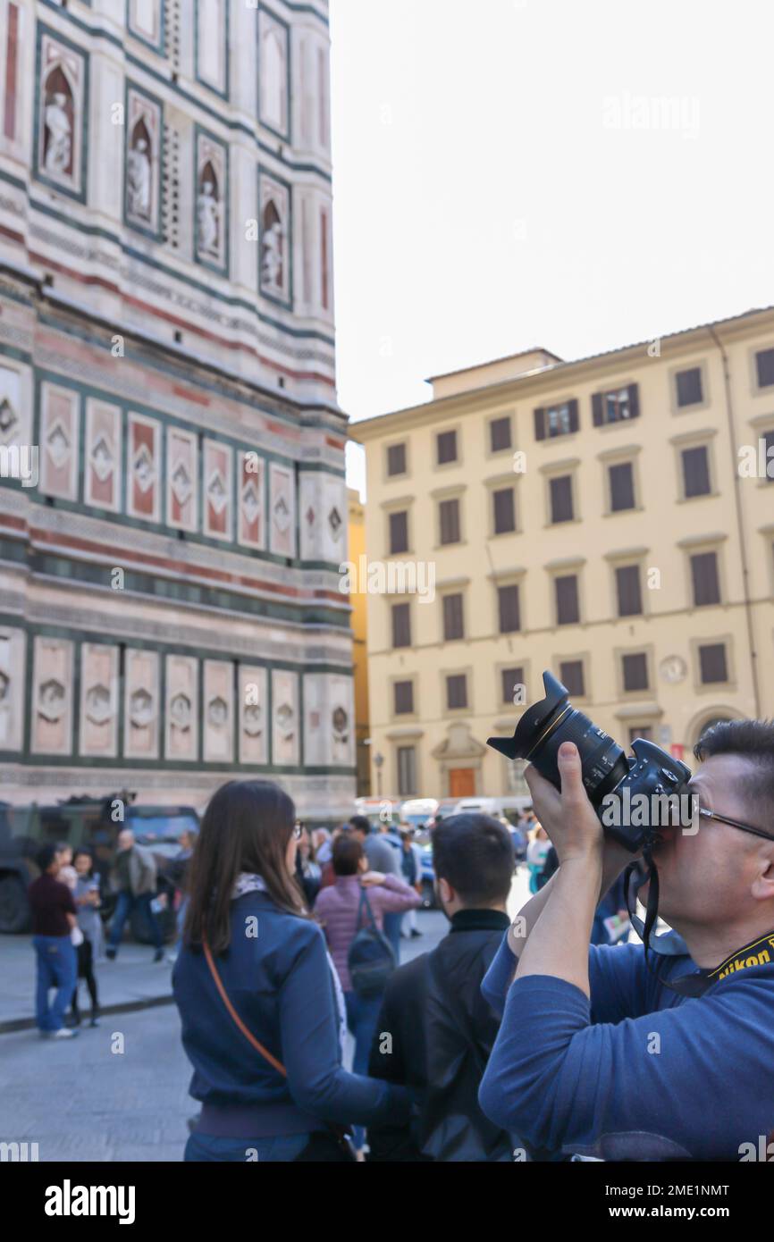 Uomo che fotografa il Duomo di Firenze in Italia Foto Stock