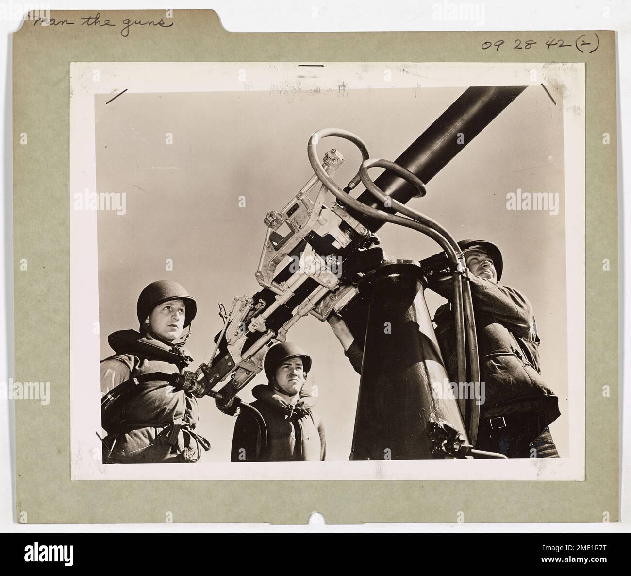 Gli uomini della Guardia Costiera sono a bordo di una nave di pattuglia della Guardia Costiera, preparandosi per un potenziale combattimento. L’equipaggio resta vigile e pronto a rispondere alle minacce nel settore marittimo assegnato, garantendo la sicurezza e mantenendo la prontezza operativa. Foto Stock