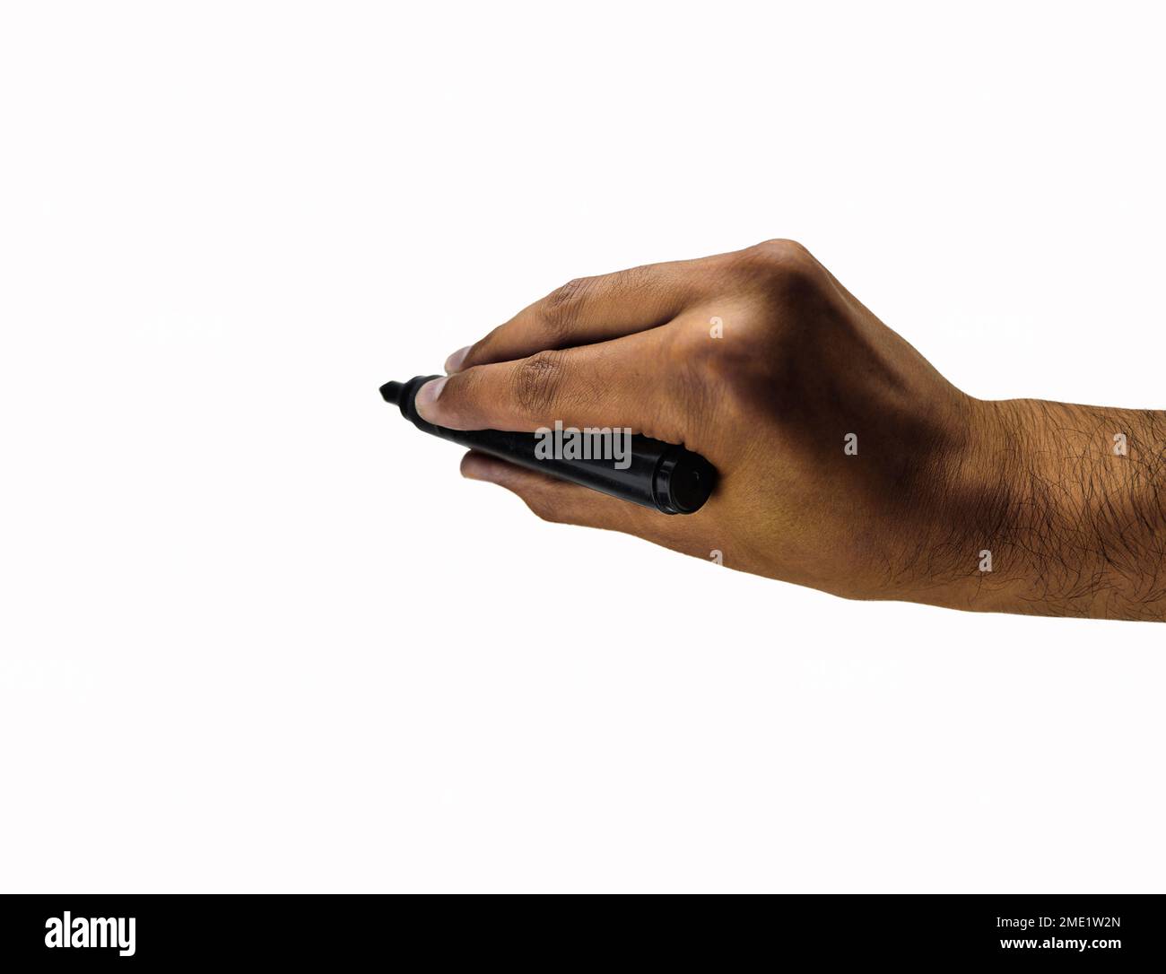 La mano maschio nera è pronta per il disegno con pennarello nero. Isolato su bianco. Foto Stock