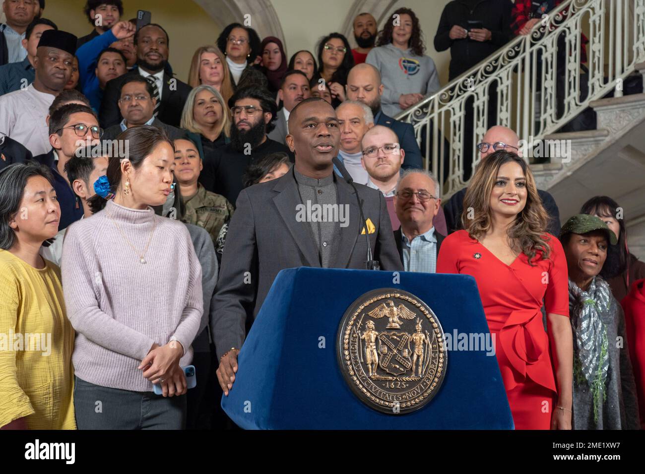 22 gennaio 2023, New York, New York: (NUOVO) il sindaco Adams chiede il sostegno federale per aiutare i richiedenti asilo. 22 gennaio 2023, New Yor, USA: Il pastore Gilford Monrose parla a una conferenza stampa per ricevere ulteriore aiuto dal governo federale per gestire i richiedenti asilo al City Hall Rotunda il 22 gennaio 2023 a New York City. Il sindaco Adams, affiancato da sostenitori dell’immigrazione provenienti da tutta la città, invita il governo federale a nominare qualcuno che costruisca una strategia per diffondere i migranti e alleviare l’afflusso in città come New York. (Credit Image: © M10S/TheNEWS2 via ZUMA Press Wire) EDITORIALE USAG Foto Stock