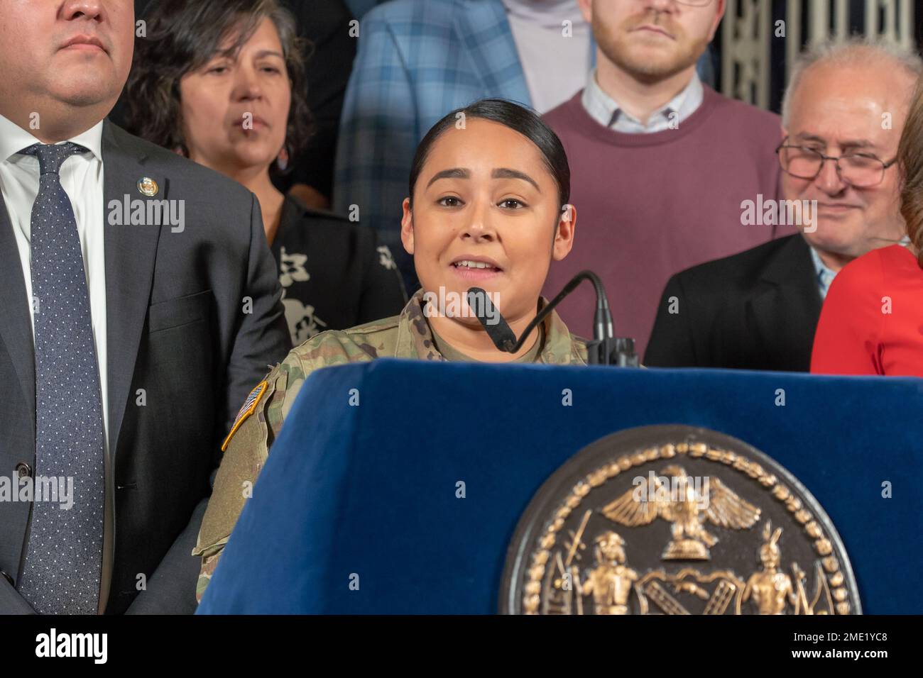 New York, New York, Stati Uniti. 22nd Jan, 2023. (NUOVO) il sindaco Adams chiede un sostegno federale per aiutare i richiedenti asilo. 22 gennaio 2023, New York, New York, USA: La Colmena Yesenia Mata parla a una conferenza stampa per ricevere ulteriore aiuto dal governo federale per gestire i richiedenti asilo al City Hall Rotunda il 22 gennaio 2023 a New York City. Il sindaco Adams, affiancato da sostenitori dell’immigrazione provenienti da tutta la città, invita il governo federale a nominare qualcuno che costruisca una strategia per diffondere i migranti e alleviare l’afflusso in città come New York. (Credit Image: © M10S/TheNEWS2 via ZUMA Foto Stock
